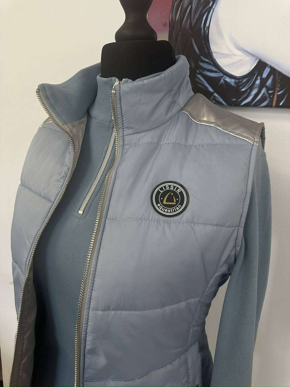 Жилетка для конного спорта голубая