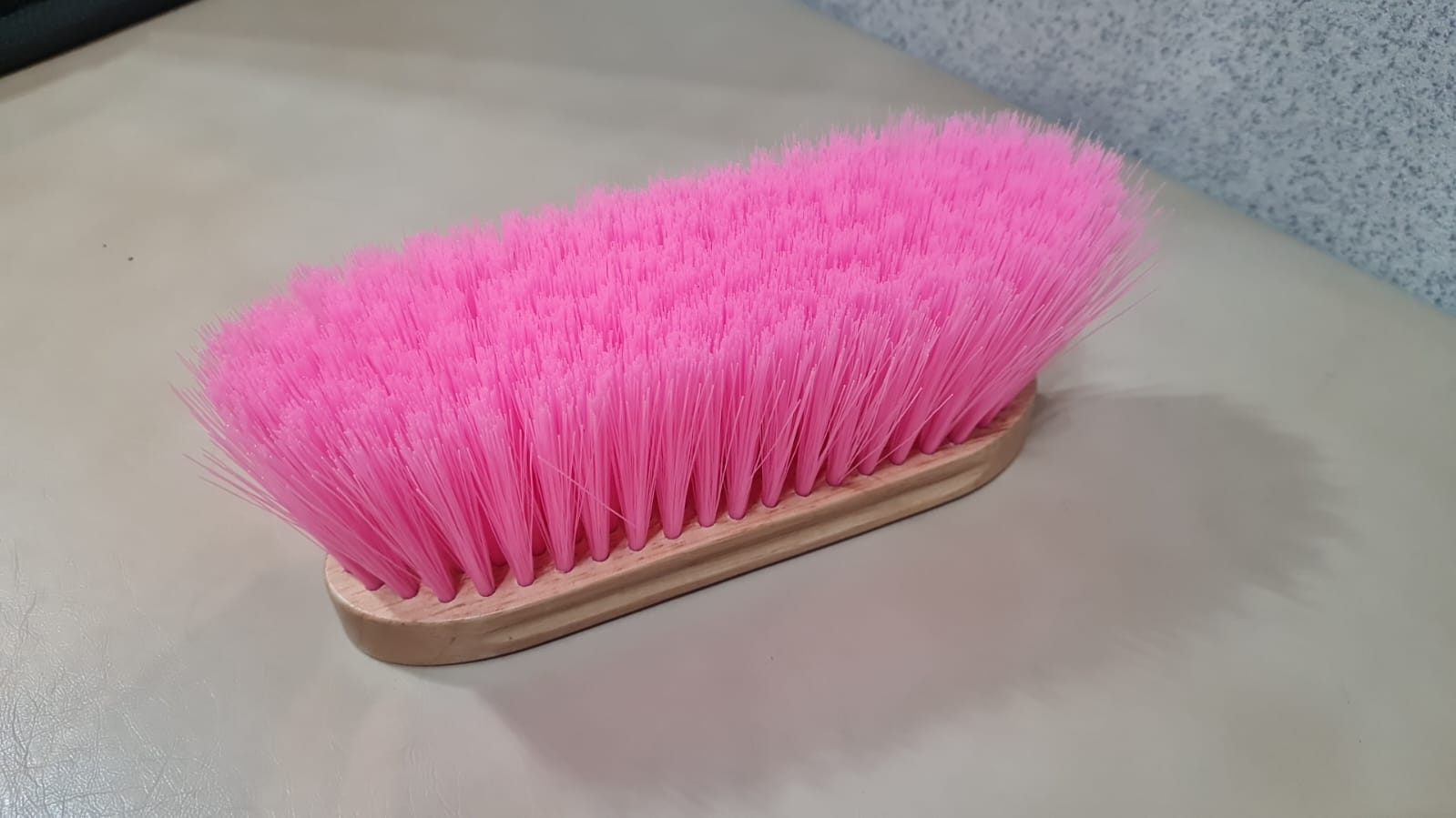 Щетка смётка с длинным ворсом на деревянной основе Tattini